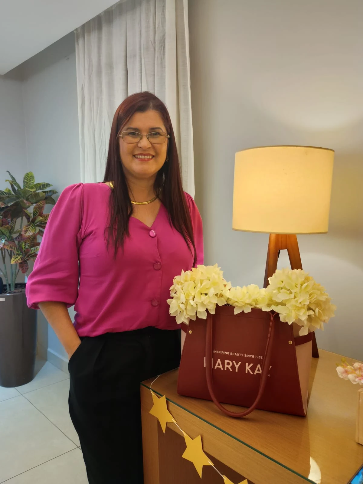 Aline Duarte em uma experiência de beleza Mary Kay