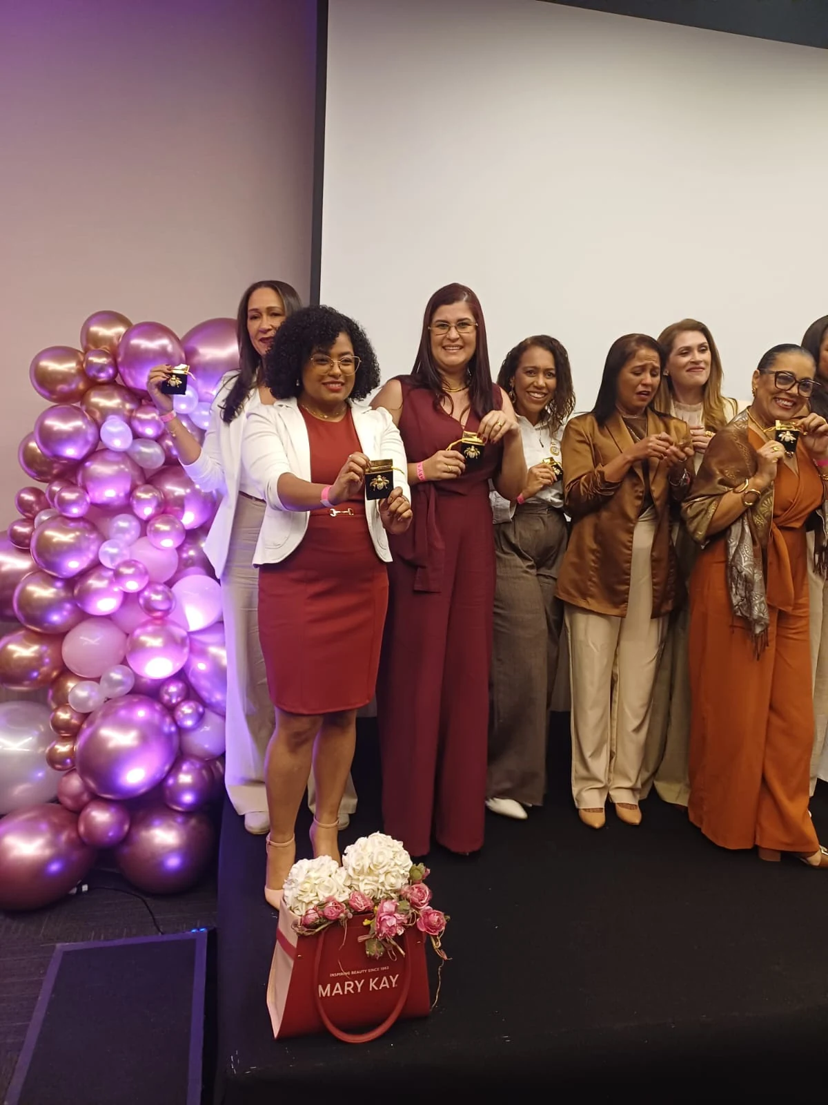 Aline Duarte com outras mulheres em evento de beleza